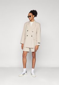 Jack & Jones JORDAYTON OVERSIZED SHORTS SUIT - Costume - feather gray