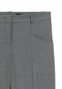 Grau zugeschnittene Hose aus glattem Stoff. Merkmale sind ein flacher Bund, zwei Seitentaschen und ein schlankes Design mit subtiler Textur.