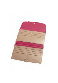Portafoglio in pelle beige e rosa, con diversi scomparti per carte e chiusura a scatto. Finitura testurizzata con un colore interno a contrasto.