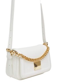 Weißes Lederhandtasche mit goldener Kettenriemen und geometrischem Verschluss. Glatte Textur, kompakte rechteckige Form und dezente Nahtdetails.
