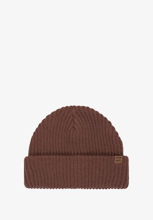 Gorro de lana marrón con textura de canalé, que presenta un dobladillo y una pequeña etiqueta de cuero con la marca en el lado.