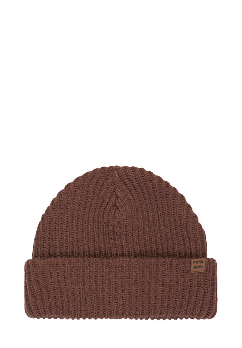 Berretto di lana marrone con una texture a coste, dotato di un risvolto e un piccolo logo in pelle sul lato.