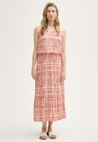 Maxime dress in pinkki ja kerma-valkoiseksi tarkastuksella, kevyt kangas, spagettiolkaimet, löysä malli, kerroksellinen helma, yhdistetty litteisiin sandaaleihin.
