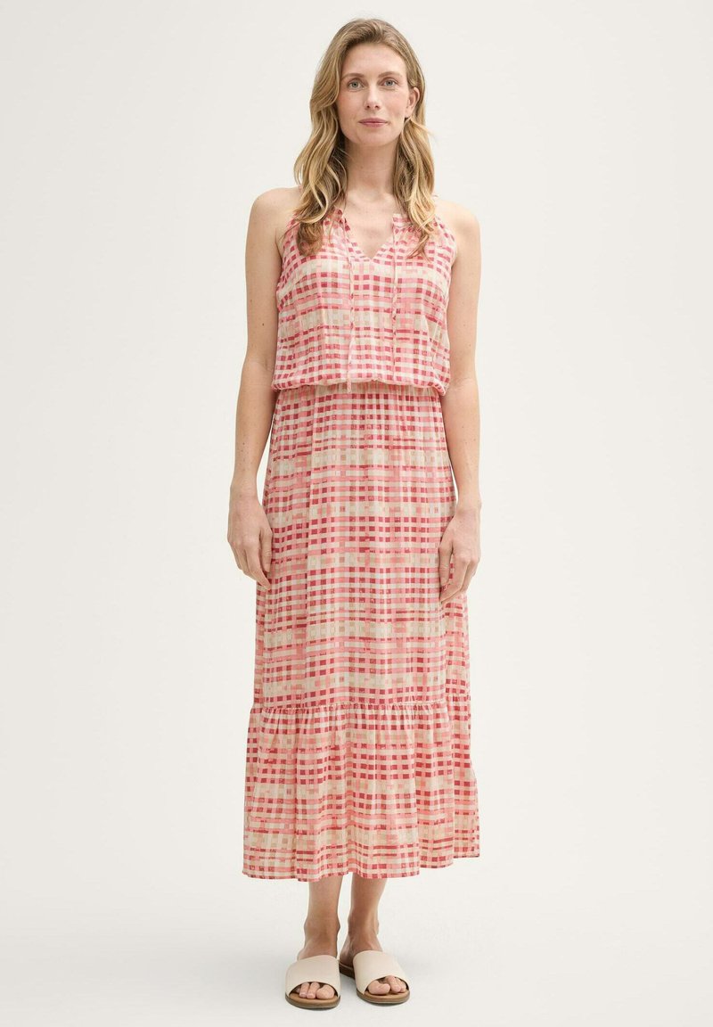 Maxime dress in pinkki ja kerma-valkoiseksi tarkastuksella, kevyt kangas, spagettiolkaimet, löysä malli, kerroksellinen helma, yhdistetty litteisiin sandaaleihin.