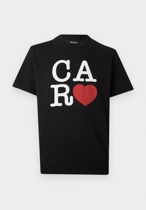 T-shirt noir à manches courtes avec les lettres blanches "C A R" et un cœur rouge remplaçant la lettre "T" au centre devant.