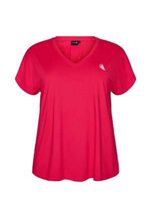 Jasnoróżowa koszulka sportowa z krótkim rękawem i dekoltem w serek, z małym białym geometrycznym logo na lewej piersi.