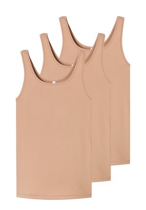 Kolme beigeä, hihattomien toppia, joissa on pyöreä kaula-aukko, pinottuna valkoisella taustalla.