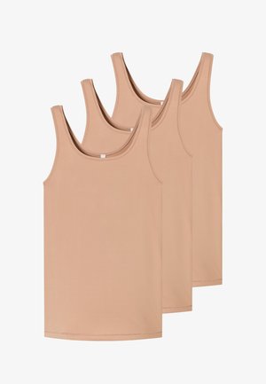Trzy beżowe topy na ramiączkach z dekoltem w serek, ułożone na sobie, na białym tle.