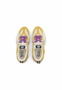 Le sneakers presentano una tomaia in suede giallo con inserti in rete, lacci viola, una suola intermedia beige e un'etichetta a scacchi sulla linguetta e sul tallone.