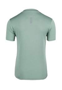 Korte mouwen, lichtgroen sportshirt gemaakt van tekstiel met een structuur. Heeft een ronde kraag en een verticale streep detail op de achterkant.