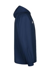 Veste à capuche Adidas bleu foncé vue de profil avec poignets élastiques et logo blanc sur la poitrine.