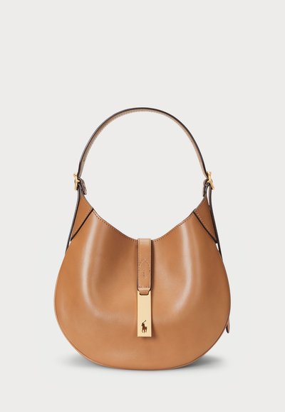 Ταμπά δερμάτινη τσάντα hobo με λεία επιφάνεια, καμπύλο σχήμα και χρυσή λεπτομέρεια μπροστά. Διαθέτει ανθεκτικό λουρί ώμου.