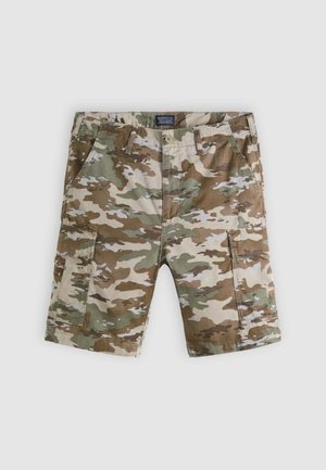 Καμουφλαρισμένα cargo σορτς με θηλιές ζώνης, πλαϊνές τσέπες και κούμπωμα με κουμπί, απεικονισμένα σε ανοιχτό γκρι φόντο.