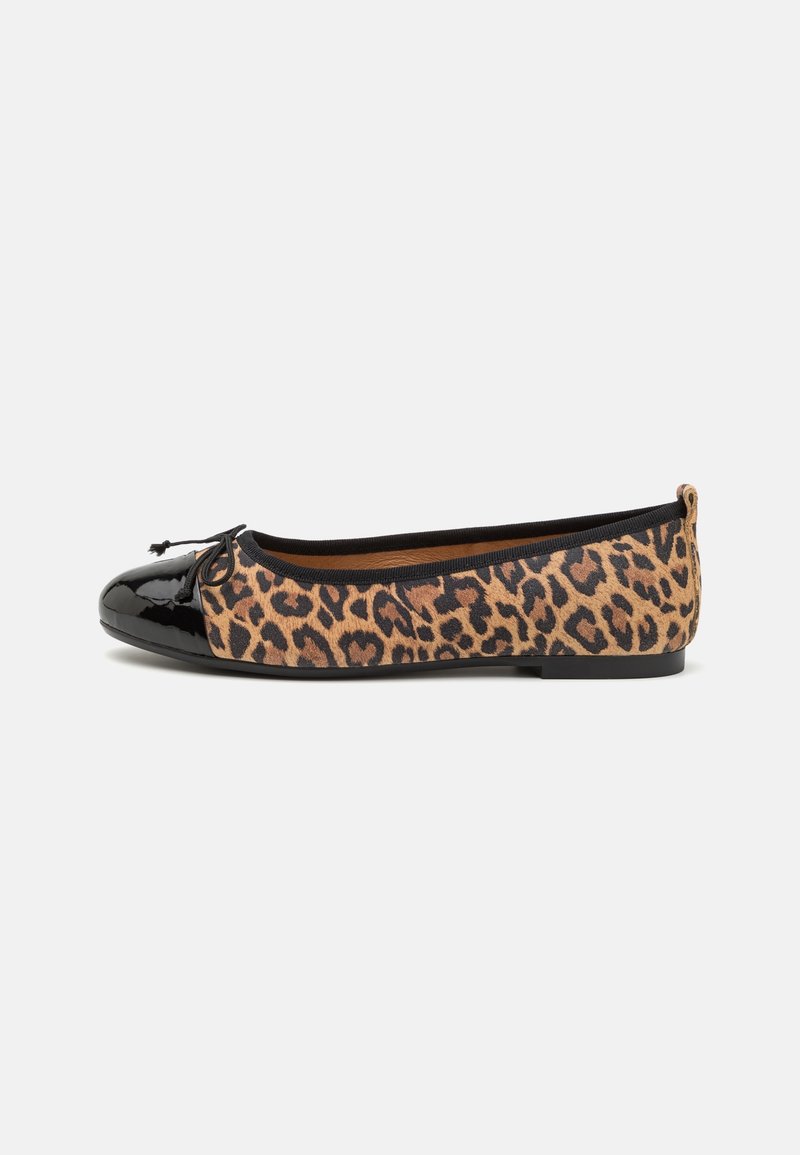 Chaussure ballerine plate avec corps en tissu à imprimé léopard et bout rond noir brillant, avec un petit nœud sur le dessus.