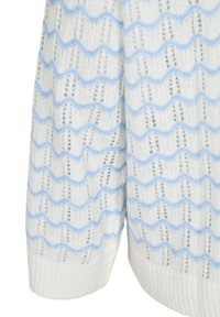 Pull en tricot blanc avec des motifs en vagues bleues, présentant une maille aérée texturée et des poignets côtelés. Design léger et aérien avec une texture douce.