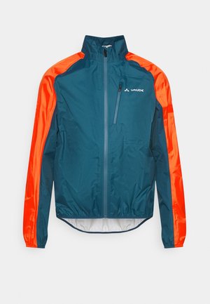 Veste légère bleue avec manches orange vif, fermeture éclair frontale, fermeture éclair de la poche poitrine et logo Vaude sur la poitrine.