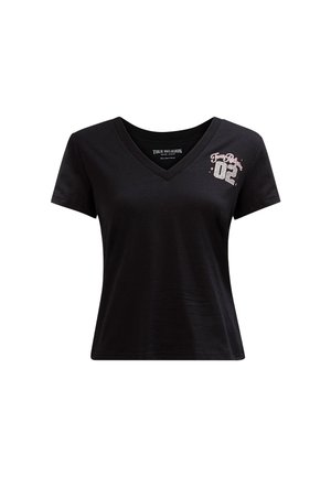 T-shirt noir col en V en coton avec des manches courtes. Présente un design graphique avec "True Religion" et "02" en lettres décoratives.