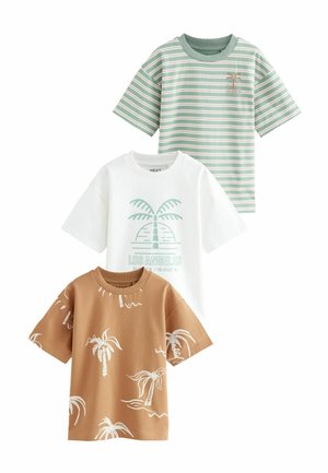 Tre t-shirts: en stribet i grøn og hvid, en hvid med palmegrafik, og en brun med palme mønstre. Korte ærmer.