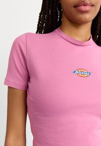 Dickies MAPLE VALLEY  - Trükipildiga T-särk - mellow mauve