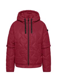 Rood gewatteerde pufferjack met capuchon, voorzien van een ritssluiting aan de voorkant en zwarte koordjes. Gewatteerde textuur, elastische manchetten en logodetail.