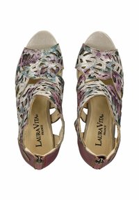 Sandales à bout ouvert avec un design floral découpé complexe, en cuir multicolore, et un talon accent rose. Dotées d'une fermeture à zip sur le côté.