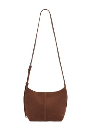 Brązowa zamszowa torba na ramię o zakrzywionym kształcie, regulowanym pasku i gładkiej fakturze. Posiada przedni szew i minimalną ilość detali.