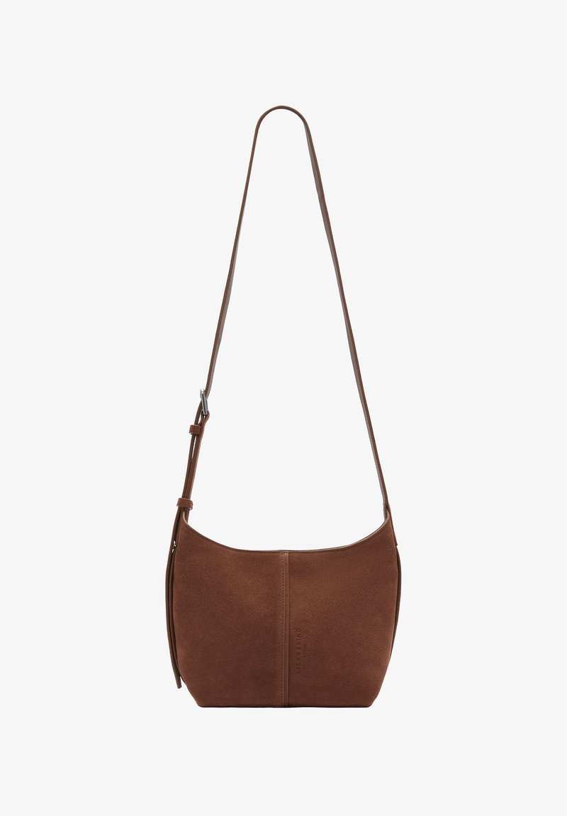 Borsa a spalla in suede marrone con forma curvata, tracolla regolabile e texture liscia. Caratterizzata da una cucitura frontale e hardware minimale.
