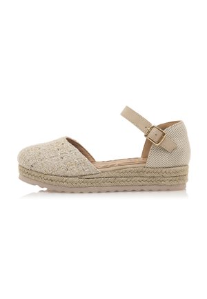 Beige Espadrille-Sandale mit gewebtem Textil-Obermaterial, Riemen mit Schnalle am Knöchel, juteumwickelte Sohle und strukturierten beige Akzenten.