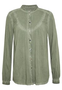 Blusa verde a maniche lunghe in tessuto morbido con collo alla mandarina, chiusura a bottoni, dettagli arricciati sulle spalle e una vestibilità rilassata.
