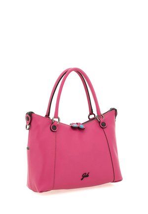 Borsa in pelle rosa con doppio manico, dettagli con bottoni neri e un piccolo logo sulla parte anteriore, inclinata leggermente verso destra.