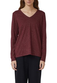 Bordeaux lange mouwen V-hals top gemaakt van een gestructureerde stof met een subtiel gespikkeld patroon, met een relaxte pasvorm en een lichte high-low zoom.