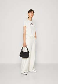 Tommy Jeans FLORAL FLAG - Printtipaita - ancient white
