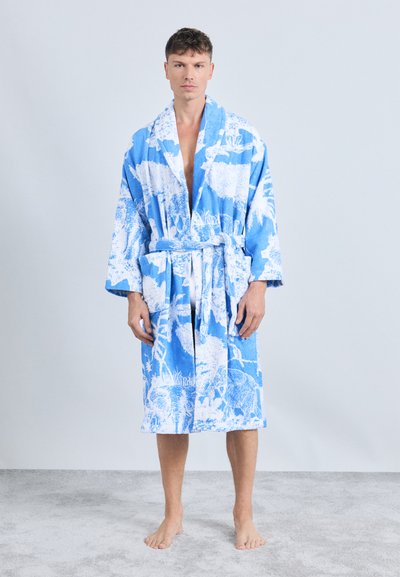 Roupão de banho azul-turquesa e branco com padrão, com um cinto de laço, apresentando grandes estampas gráficas e mangas largas, feito de um tecido macio.