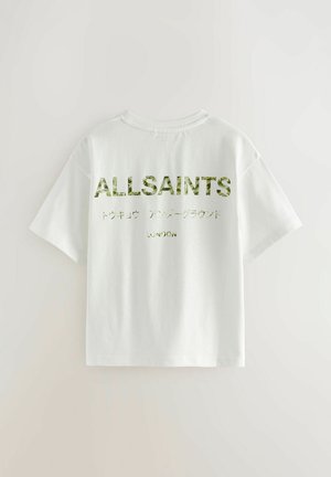 Valkoinen puuvillapaita, jossa on "ALLSAINTS" painettuna vihreällä kamouflagemuotoilulla, japaninkielisiä merkkejä ja "LONDON" pienemmällä tekstillä alla.