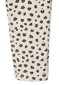 Leopardenmusterstoff in Creme mit dunkelbraunen und tanfarbigen herzförmigen Mustern; glatte Textur mit enganliegender Passform.
