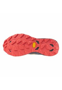 Vibram-zool met diepe noppen in een felle rode kleur, met een gestructureerd oppervlak en zwarte accenten voor verbeterde grip en tractie.