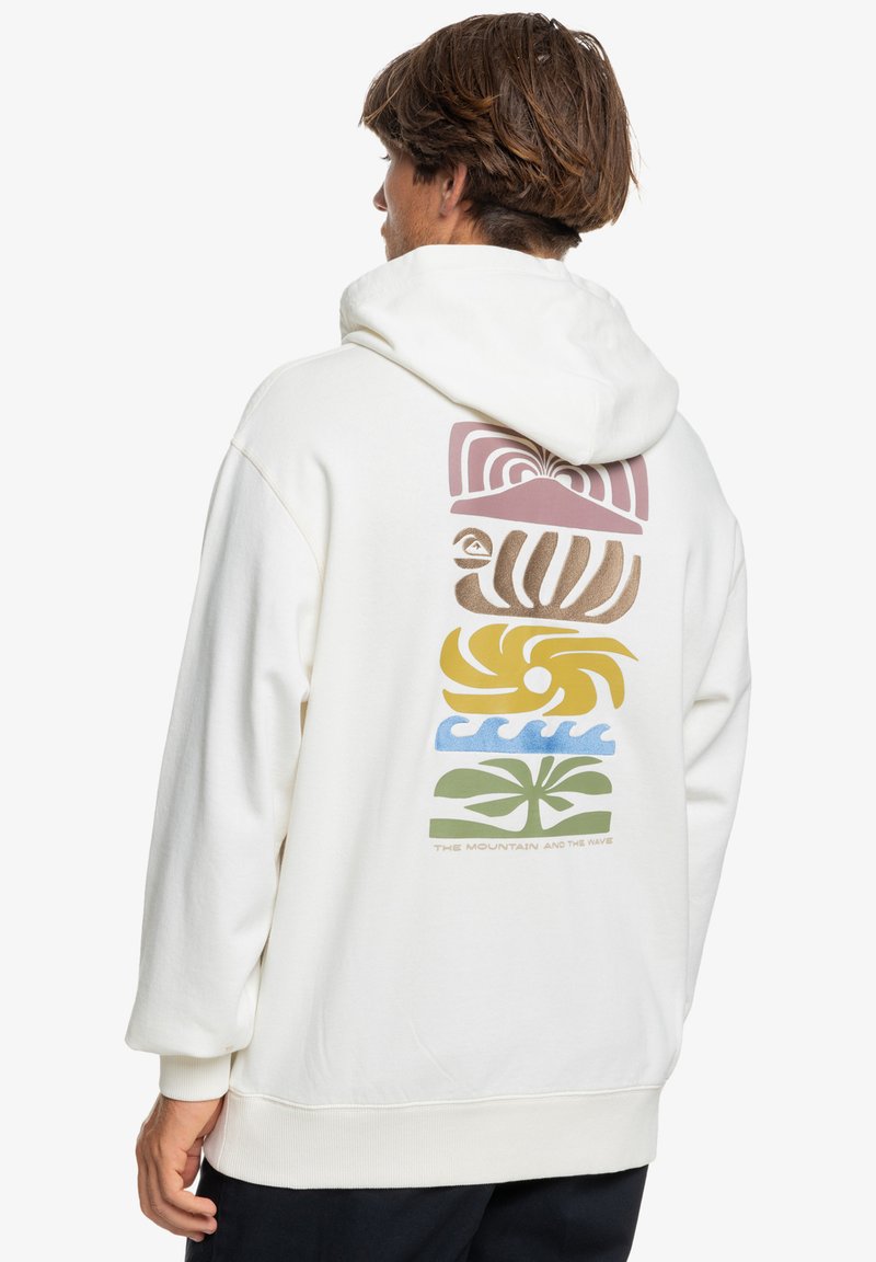 Sudadera blanca con un gran gráfico vertical en la parte trasera que presenta diseños abstractos coloridos en tonos terrenales, incluyendo motivos de olas y montañas.