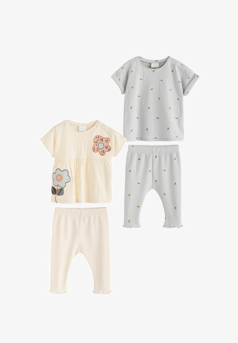 Două seturi de îmbrăcăminte pentru copii: unul cu un top moale de culoare crem, având un design cu flori, și un top gri cu motive florale. Include pantaloni asortați.