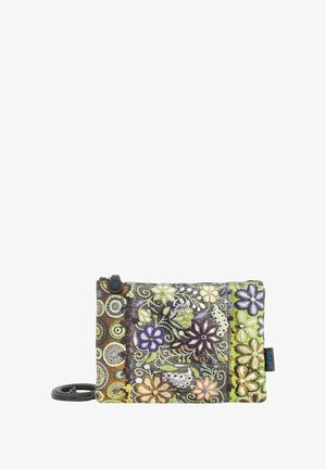 Pochette con motivo floreale nelle tonalità verde, viola e marrone. Presenta una chiusura a zip, forma piatta e tracolla regolabile. Il materiale sembra strutturato.