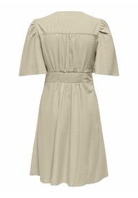 Robe beige longueur genou avec manches courtes bouffantes, détail de taille froncée et jupe légèrement évasée, vue de dos.