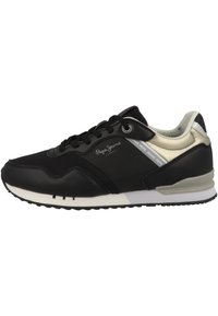 Zwarte sneakers van leer en mesh, met een ronde neus, textuuraccenten en een witte tussenzool. Het logo is aan de zijkant gedrukt.