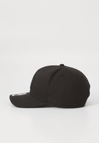 Svart baseballcap med rund krone, flat frontskjerm og brodert logo på forsiden. Har ventilasjonsåpninger og en justerbar plastrem.