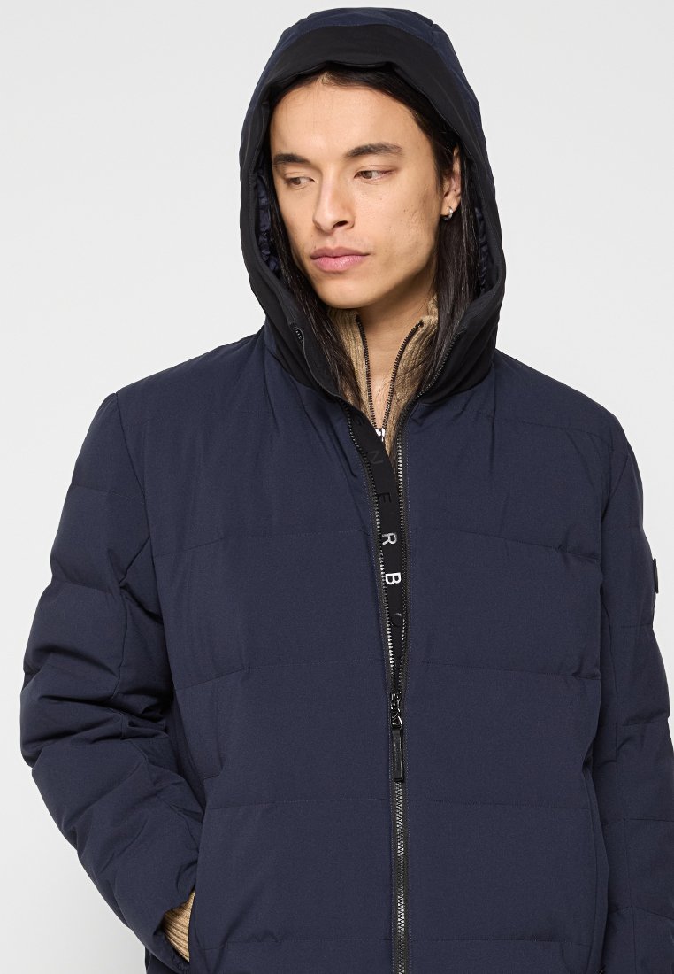 Dunkelblaue Daunenjacke mit Kapuze, Reißverschluss und sichtbaren Nähten. Verfügt über einen strukturierten Stoff und einen markierten Reißverschluss-Zipper.