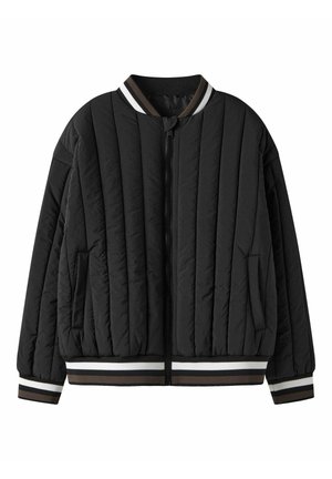 Črna prešita bomber jakna z zadrgo spredaj, stranskimi žepi ter črtastim rebrastim ovratnikom, manšetami in spodnjim robom v beli in rjavi barvi.