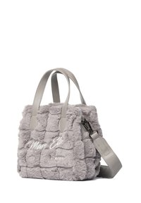 Grijze pluche handtas met een gewatteerd ontwerp, voorzien van leren handvatten en een afneembare riem. Geborduurd wit logo aan de voorkant.
