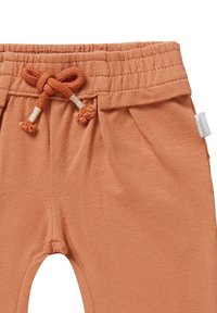 Bawełniane spodnie w kolorze terakoty z elastycznym pasem, dekoracyjnym sznurkiem i plisami z przodu dla dodatkowego komfortu.