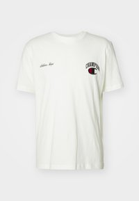 Weißes Baumwoll-T-Shirt mit kurzen Ärmeln und Rundhalsausschnitt, mit bestickter Aufschrift "Athletics Dept." und einem "Champion"-Logo auf der Brust.