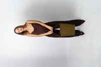 Struktureret olivengrøn håndtaske med rektangulært design, båret af en person iført en brun tanktop og brune bukser mod en ensfarvet hvid baggrund.