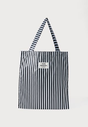 Svart og hvit stripete totebag i rektangulær form, laget av glanset materiale. Har to stripete håndtak og en merkelapp i midten.