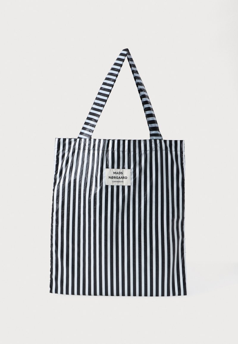 Svart og hvit stripete totebag i rektangulær form, laget av glanset materiale. Har to stripete håndtak og en merkelapp i midten.